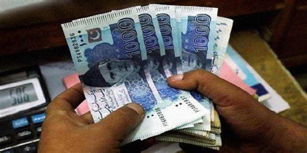 Rupee continues to devalue as the dollar rises to new high